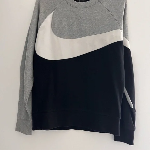 Nike Gray and Black Crewneck Sweater - Picture 1 of 3